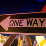 znak drogowy one way