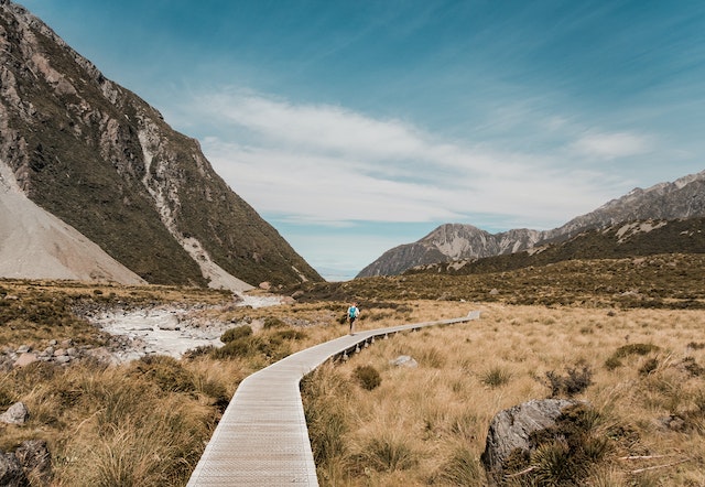 Mężczyzna na szlaku w Nowej Zelandii