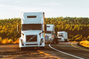 Jadące drogą ciężarówki transportu międzynarodowego