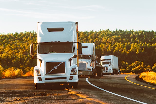 Jadące drogą ciężarówki transportu międzynarodowego