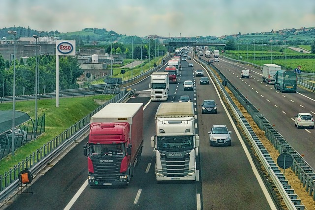 Ciężarówki jadące autostradą