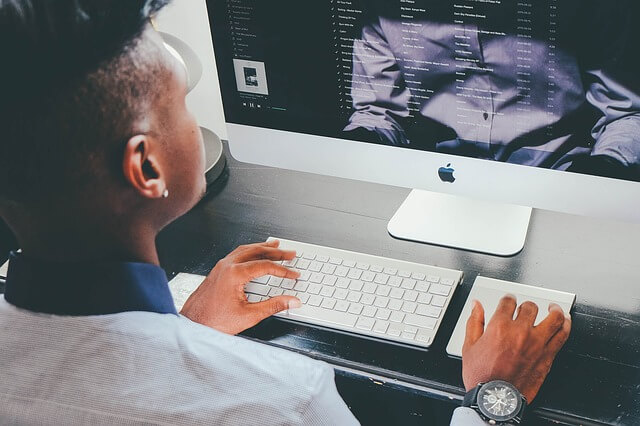 mężczyzna robiący e-learning