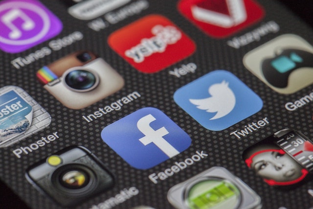 zbliżenie na ikony aplikacji mobilnym na iphone