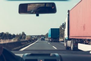 Samochody transportowe na autostradzie