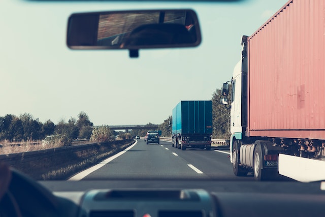 Samochody transportowe na autostradzie